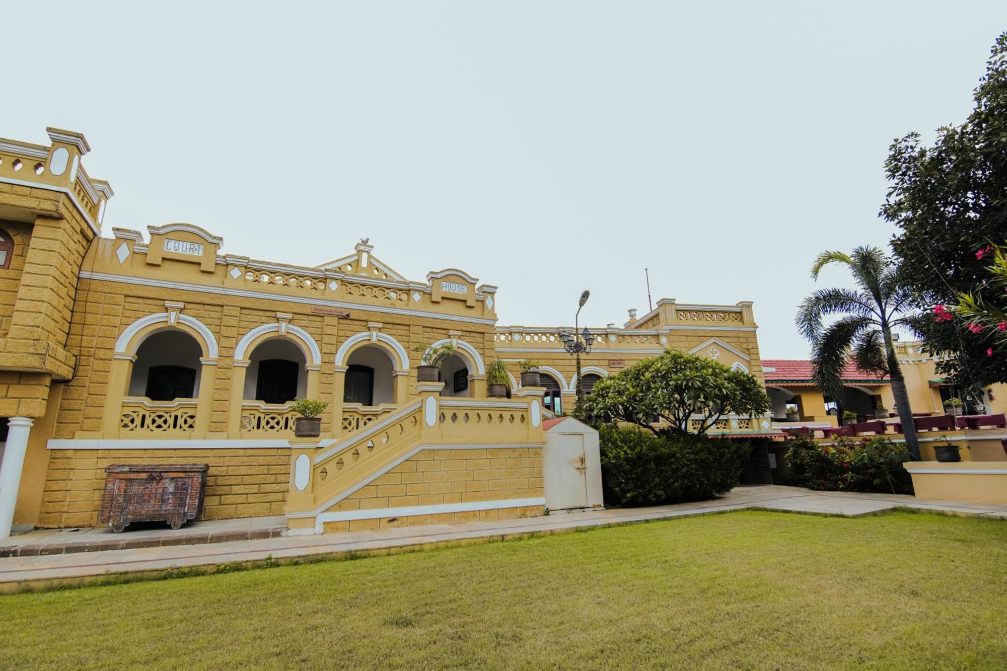 Heritage Khirasara Palace Rajkot Bagian luar foto